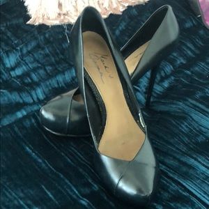Badgley Mischka Black leather Stilletos.